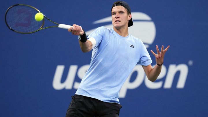 Osmnáctiletý Menšík porazil favorita na US Open a Macháč vyřadil Fogniniho