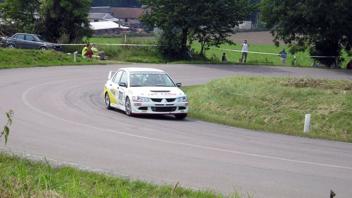 Pilot Chytil zemřel při tragické nehodě během závodu automobilů do vrchu po nárazu do stromu.