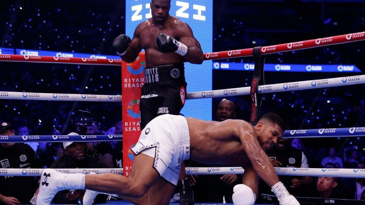 Daniel Dubois porazil Joe Joyce knockoutem a zůstává šampionem IBF v boxu.