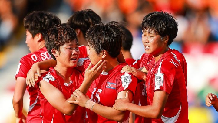 Kim Čong-il vyniká na golfovém hřišti, Severní Korea se snaží získat světový titul.