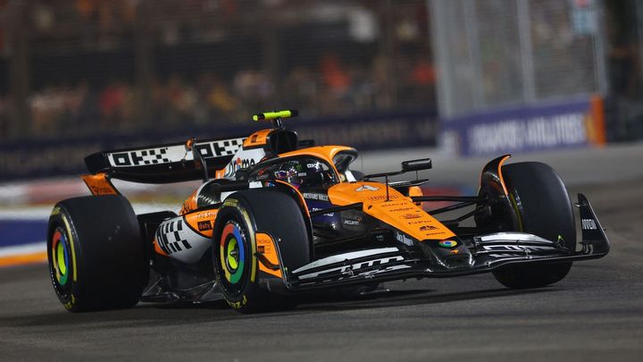 Lando Norris porazil Maxe Verstappena v závodě v Singapuru a snížil jeho náskok.