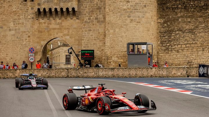 Leclerc před Piastriem a Pérezem po startu závodu v Baku.