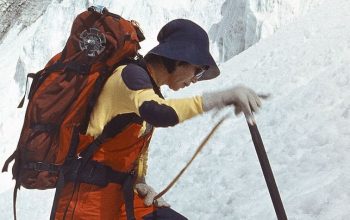 První žena v kalhotách ze starých záclon zdolala Everest a unikla smrti