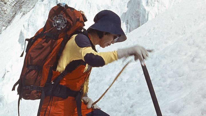 První žena v kalhotách ze starých záclon zdolala Everest a unikla smrti