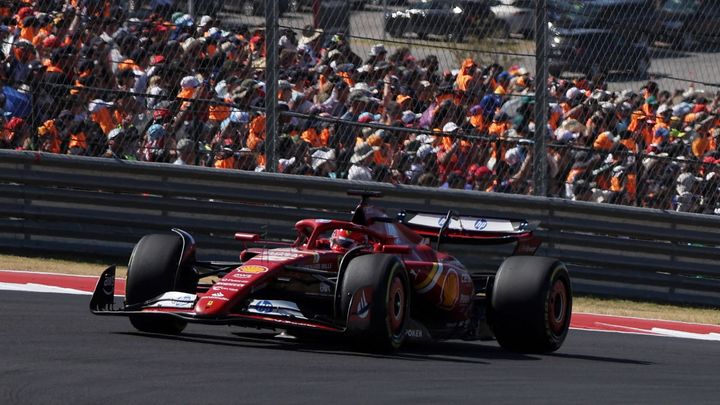 Ferrari zvítězil v Texasu, Leclerc triumfoval a Verstappen si udržel třetí místo díky trestu.