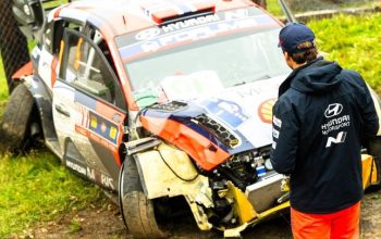 Hvězdy rallye varují: Šumava je zrádná, plot u statku pokácel nor