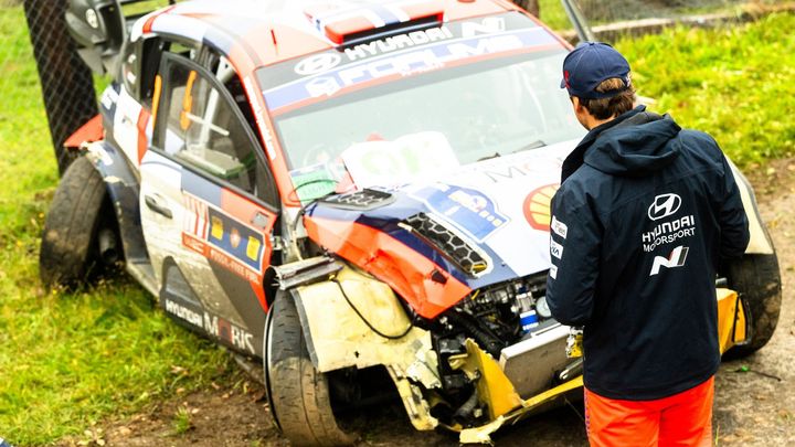 Hvězdy rallye varují: Šumava je zrádná, plot u statku pokácel nor