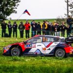 Neuville se stěžuje na příliš rychlé noty, adept na titul se chlubí orálním loučením.