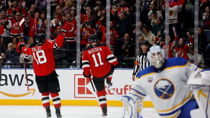 New Jersey dominuje slavnostnímu rozjezdu NHL v Praze, Jágr získává potlesk plné arény.