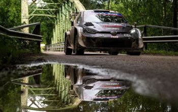 Ogier dominuje na začátku Středoevropské rallye, Neuville mu úspěšně konkuruje