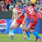 Plzeň porazila Baník 1:0 díky mazáckému útoku Adua v bouřlivé atmosféře ve Vítkovicích.