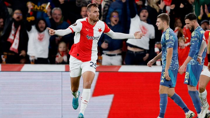 Slavia remizovala s Ajaxem po nezvládnutém začátku a nevyužila přesilovku v závěru.