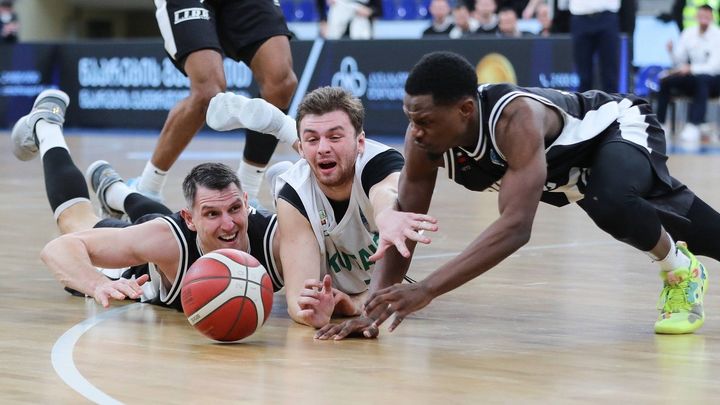 Video: Slováci utrpěli porážku v basketbalovém zápase, kdy soupeř neútočil ani nezahazoval balon.