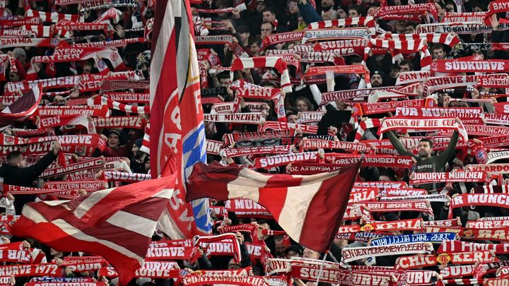 Fanoušek zemřel po kolapsu na zápase Ligy mistrů na stadionu Bayernu.