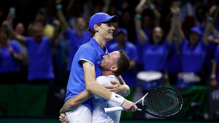 Italští tenisté zvítězili nad týmem Nizozemska 2:0 a obhájili titul v Davis Cupu.