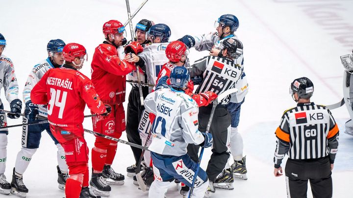 Mistr získal vítězství po téměř měsíci hry s tříbodovým náskokem, avšak v závěru projevoval známky obav.