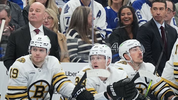 Pastrňák a Zacha ztratili svého kouče, když Montgomery skončil na lavičce Bostonu.