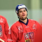 Příběh debutanta z polské ligy, jehož bratr kdysi rozrazil vrata v NHL