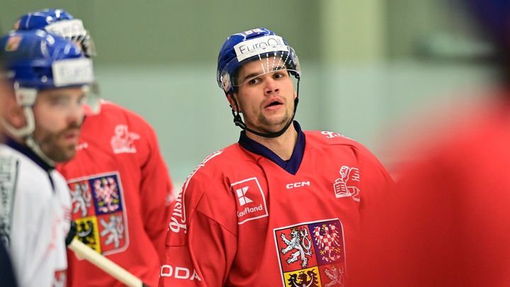 Příběh debutanta z polské ligy, jehož bratr kdysi rozrazil vrata v NHL