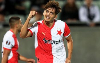 Slavia demoluje soupeře čtyřmi góly během šestnácti minut, Chytil se blýskl hattrickem po střídání.