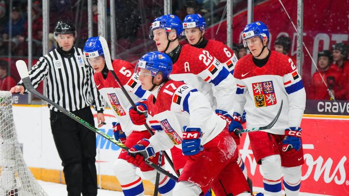 Čeští hokejisté porazili Slováky v závěru a vedou skupinu po duelu s rivalem.