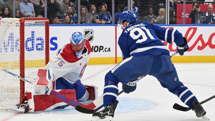 Dobeš zaznamenal historický debut v NHL a vychytal nulu, což se nepodařilo ani Haškovi.