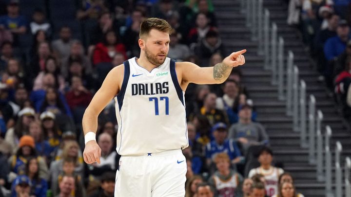 Dončič a Dallas vytvořili rekord v trojkách v bláznivém zápase NBA