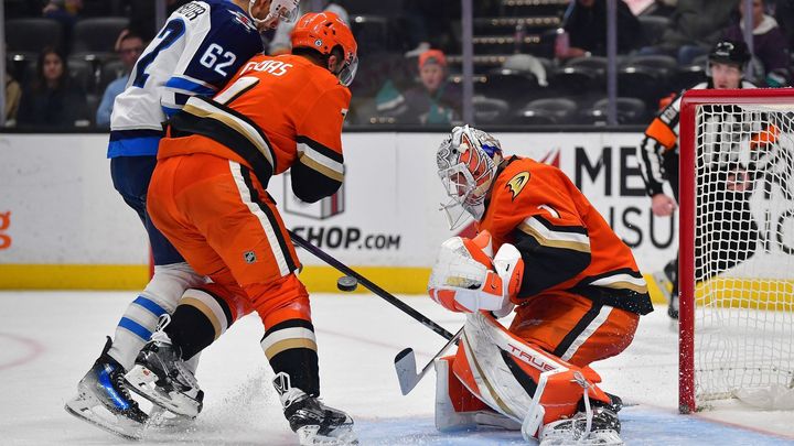 Gudas a Dostál excelovali proti nejlepšímu týmu NHL a získali důležité vítězství.