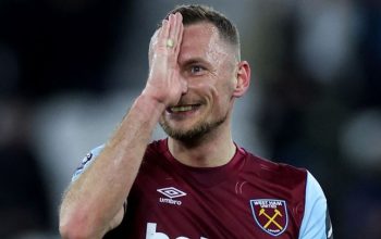 Liverpool poráží West Ham 3:0 po dvou rychlých gólech před koncem prvního poločasu, domácí tým zaostává.