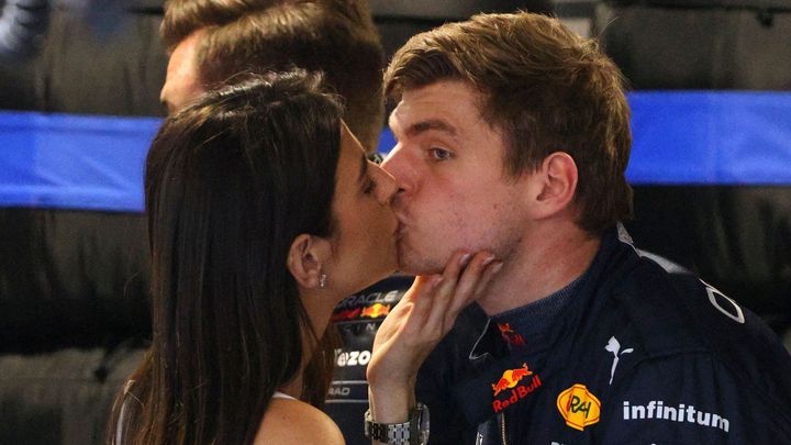 Max Verstappen se stane otcem, Valtteri Bottas začal vyrábět gin a Lewis Hamilton si vozí psa všude s sebou