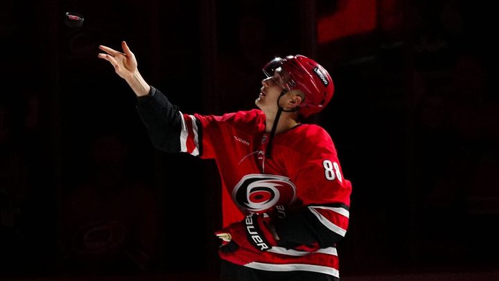 Nečas vedl Carolina k výhře nad Colorado pomocí gólu a přihrávky a opět se dostal do čela bodování NHL.