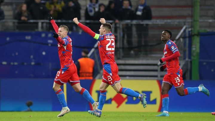 Plzeň – United skončilo remízou 1:1 po smolném gólu, kdy odražený balón uklízí do sítě Höjlund.