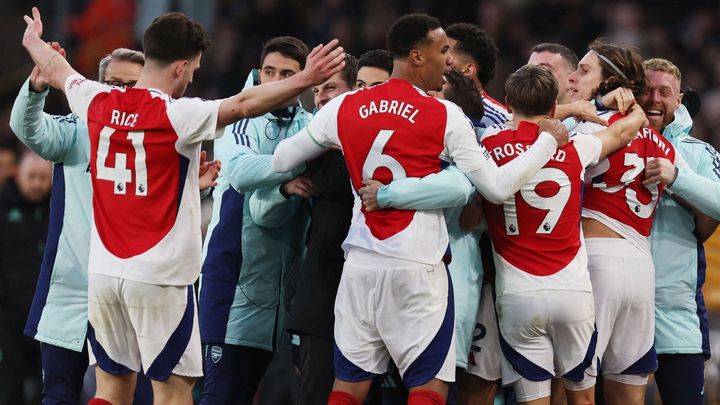 Arsenal získal těsnou výhru po dvou červených kartách.