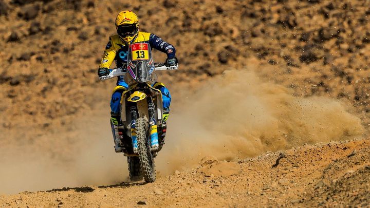 Český závodník Michal Michek odstoupil ve čtvrté etapě Rallye Dakar, ztrácí se tak nejrychlejší Čech na motocyklu.