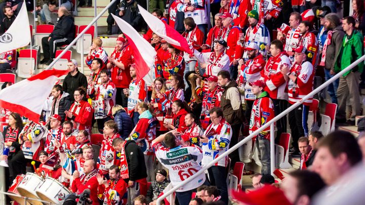 Fanoušek z Pardubic zemřel během extraligového zápasu, což vedlo k ukončení utkání rozhodčími.