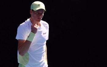 Obhájce titulu Jannik Sinner porazil Jacka Sheltona a postoupil do finále Australian Open, kde se utká s Alexandrem Zverevem.