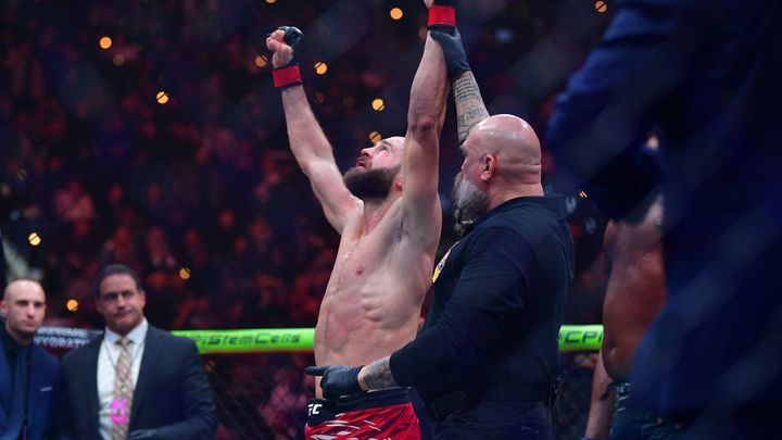 Procházka porazil Hilla dvakrát a získal další vítězství v UFC