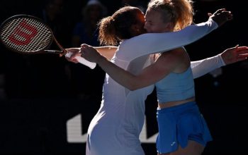 Siniaková triumfovala potřetí na Australian Open ve společném vítězném finále s parťačkou.