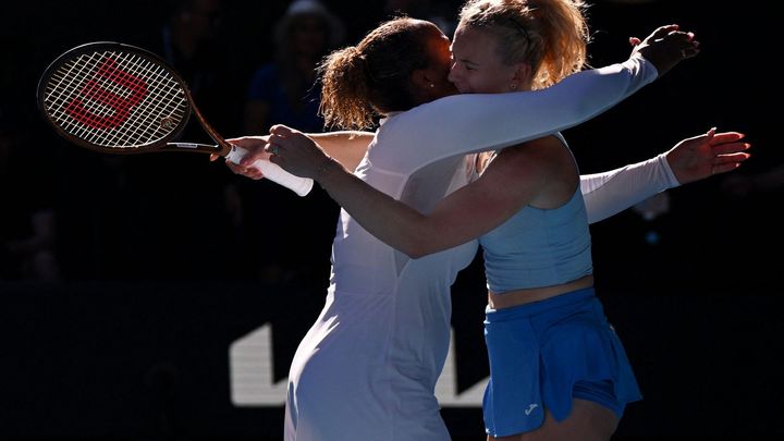 Siniaková triumfovala potřetí na Australian Open ve společném vítězném finále s parťačkou.