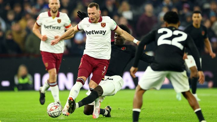 Souček kapitánem, Coufal hrál poločas, Potter nevyléčil West Ham