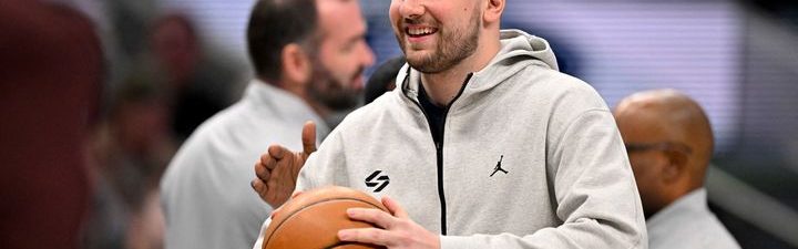 Basketbalové hvězdy v NBA přecházely do nových týmů. Luka Dončič přestoupil do Los Angeles Lakers, zatímco Dallas získal vítěze Olympijských her.