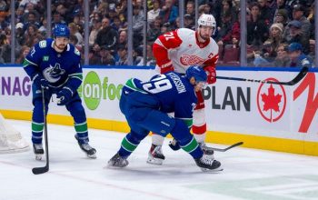 Český brankář se chytil ve Vancouveru a vstřelil gól při svém debutu v NHL