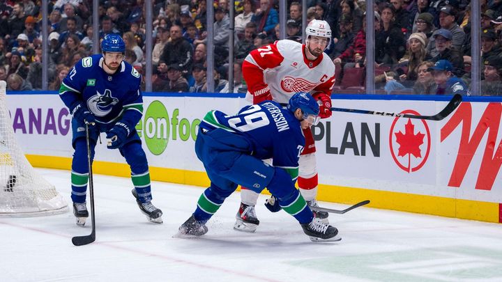 Český brankář se chytil ve Vancouveru a vstřelil gól při svém debutu v NHL