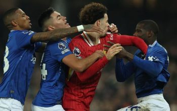 Divoký závěr posledního derby v Goodison Parku: Everton porazil Liverpool a získal body.