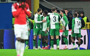 Feyenoord postoupil poprvé do osmifinále Ligy mistrů a využil přesilovku na hřišti AC Milán.