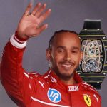 Hamilton si v Ferrari užívá luxus italského života s hodinkami za miliony na zápěstí.