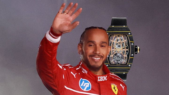 Hamilton si v Ferrari užívá luxus italského života s hodinkami za miliony na zápěstí.