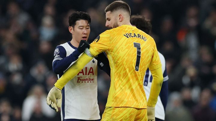 Kinský byl zbaven místa, Vicario zachránil Tottenham vítězství proti United při návratu.