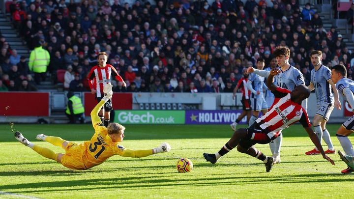 Kinský udržel čisté konto v Premier League, Barcelona oslavuje vítězství