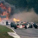 Poslední americký šampion Formule 1 zachránil kolegu a měl téměř konflikt s italskou policií.